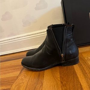 FRYE authentic CARLY ZIP CHELSEA BLACK BOOT BOOTIE SIZE 8